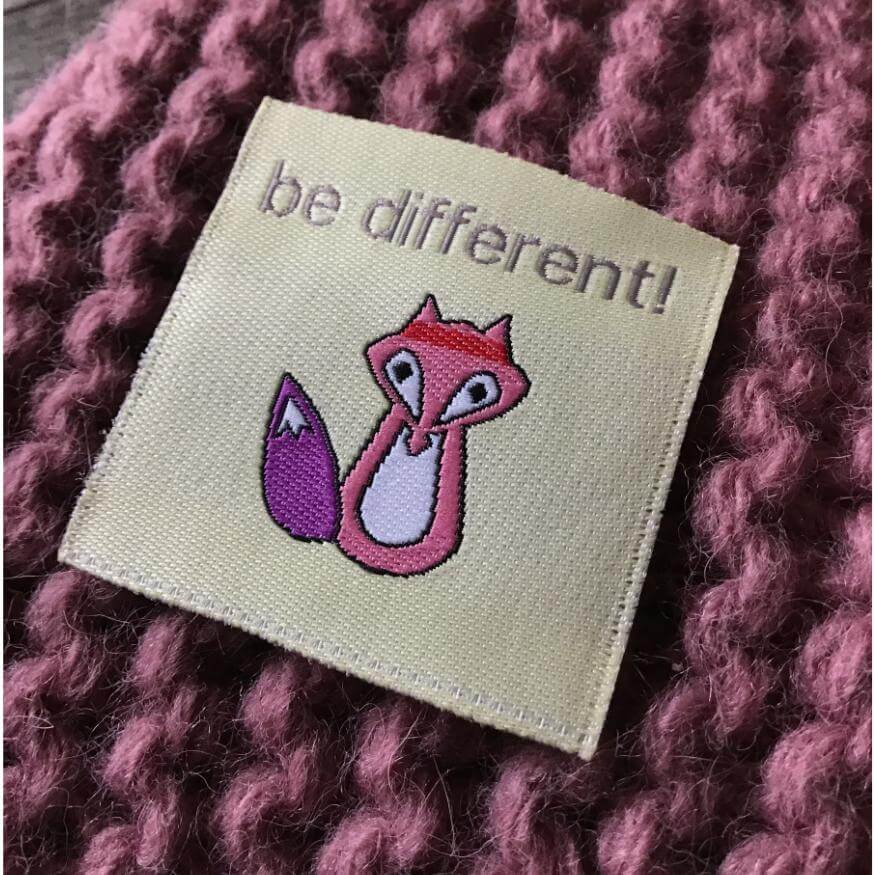 gewebtes Etikett mit Text "be different!"